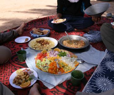 Randonnée dans le désert marocain pendant les vacances de Carnaval